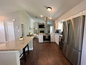 Lovely Vacation Home w Garage - Image 3