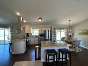 Lovely Vacation Home w Garage - Image 2