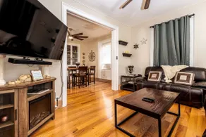 Check It Out! Great Location Large Priv w/Parking - Image 4