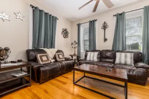 Check It Out! Great Location Large Priv w/Parking - Image 2