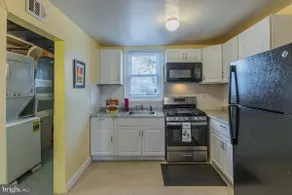 3 bd/1.5 bath Sunny next to park - Image 3