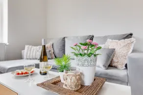 Modern, bright and spacious apartment - Image 2