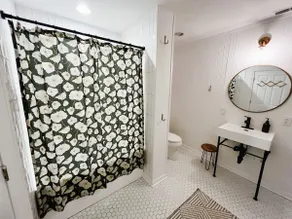 “Down to Earth”/ Private suite/King Bed/near GSP - Image 5