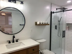 Modern Ground Level Suite w/ driveway parking - Image 2