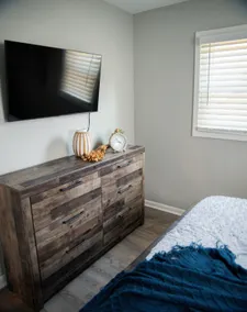 1 Bedroom Stylish Oasis - Image 2