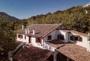 Private villa with pool and spa for groups - Image 2