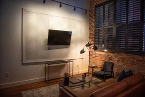 Central to downtown! Courtyard views - Image 4
