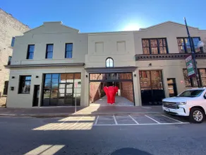 Central to downtown! Courtyard views - Image 2