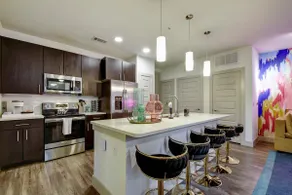 Vibrant Villa | 2BR On The River | Free Parking - Image 4