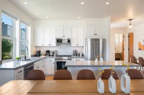 Spacious 6B4BA Close to Greenlake w/AC & Parking - Image 4