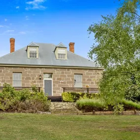 Timeless and contemporary renovated home - Image 2