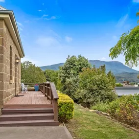 Timeless and contemporary renovated home - Image 4