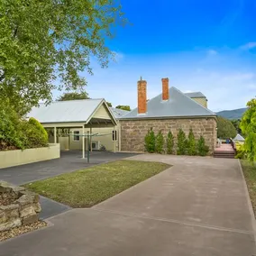 Timeless and contemporary renovated home - Image 5