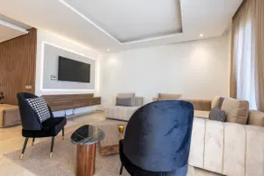 Modern 3BR with High Amenities and Stylish Decor - Image 5
