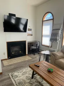 Renovated & Spacious Apartment - Image 4