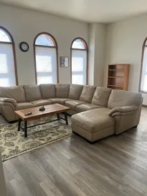 Renovated & Spacious Apartment - Image 2