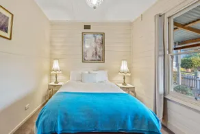 Cosy miner’s cottage in historic Korumburra - Image 4