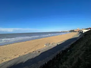 Spacious Family Home by the beach in Margate - Image 5