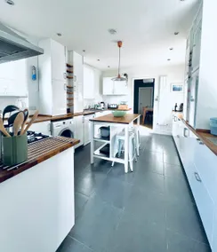 Spacious Family Home by the beach in Margate - Image 2