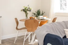 Modern 1-Bed Apartment, Stylish & Contemporary - Image 4