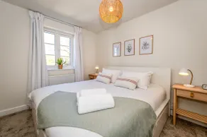 Modern 1-Bed Apartment, Stylish & Contemporary - Image 5