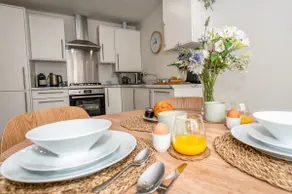 Modern 1-Bed Apartment, Stylish & Contemporary - Image 2