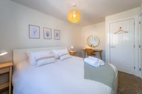 Modern 1-Bed Apartment, Stylish & Contemporary - Image 3