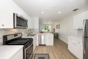 3 BR Smart home, close to airport, Fast WiFi, Patio, Grill & Free private parking - Image 2