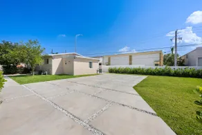 3 BR Smart home, close to airport, Fast WiFi, Patio, Grill & Free private parking - Image 4