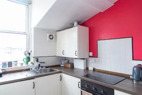 Plush Stay for Four in Central Brixton - Image 4