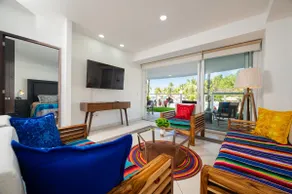 Beach Front-First Floor Steps to Pool-2 King Beds - Image 2