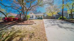 Sapphire Retreat: Pet Friendly - Walk to the Beach.  - Image 2