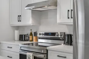 *Elegant* 3BR Home Near Hospitals/Tims Field/QEW - Image 2