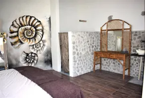 Charming cabin in the jungle - Image 2