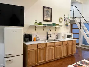 Mollie Retreat ⁂ King Studio — a stayon66 property - Image 3