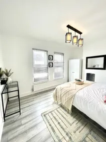 Modern Luxury Spacious 2 Bed House in Rochester - Image 3