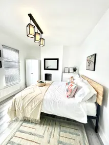 Modern Luxury Spacious 2 Bed House in Rochester - Image 2