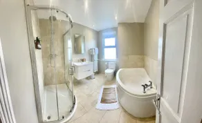 Modern Luxury Spacious 2 Bed House in Rochester - Image 5