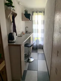 An apartment with a kitchenette. - Image 3