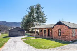 Spacious & Modern Mountain View Cottage - Image 4