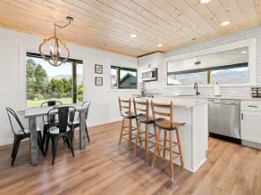 Spacious & Modern Mountain View Cottage - Image 5