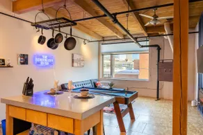 Air conditioned Downtown Edmonton London Loft - Image 4