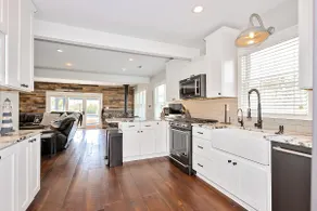Lakehouse Retreat - Image 3