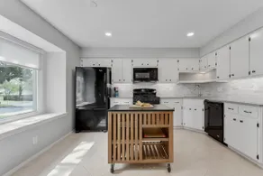 3BR, 2.5 Bath Dog-Friendly Retreat w/ Lg Backyard - Image 3