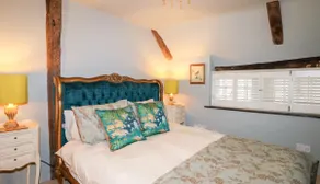 NEW: Exquisite 3-bed & parking! 16th Century charm - Image 2