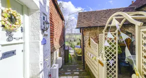 NEW: Exquisite 3-bed & parking! 16th Century charm - Image 4
