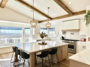 Luxury Retreat with Spectacular Views - Image 5