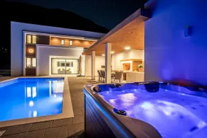 New luxury villa with heated pool and jacuzzi! - Image 4