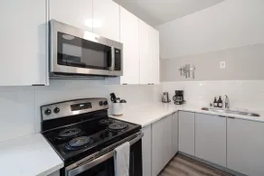 Central Charm Hideaway - King Bed, Balcony, BBQ - Image 2