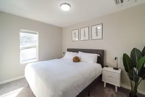 Central Charm Hideaway - King Bed, Balcony, BBQ - Image 4
